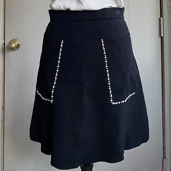 Minimal Black A-Line Skirt - Picture 2 of 3